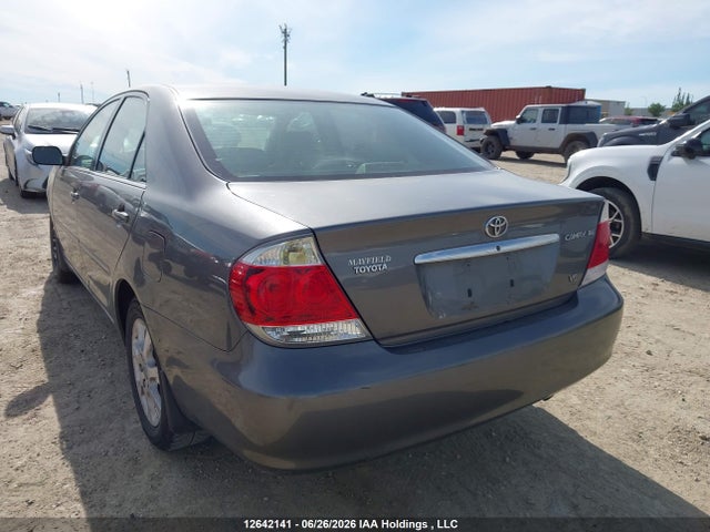 2005 Toyota Camry Le V6/xle V6 მანქანა იყიდება აუქციონზე, vin: 4T1BF30KX5U612812, აუქციონის ნომერი: 12642141