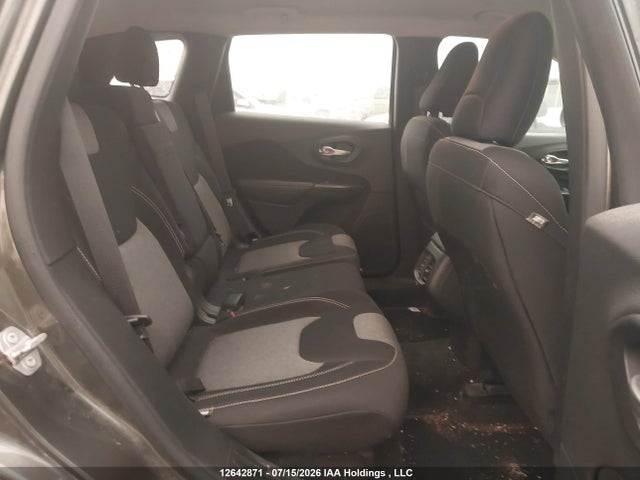 1C4PJLAB8FW738177 Jeep Cherokee Sport