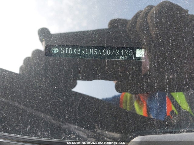 2022 Toyota Highlander Hybrid Hybrid მანქანა იყიდება აუქციონზე, vin: 5TDXBRCH5NS073139, აუქციონის ნომერი: 12643020