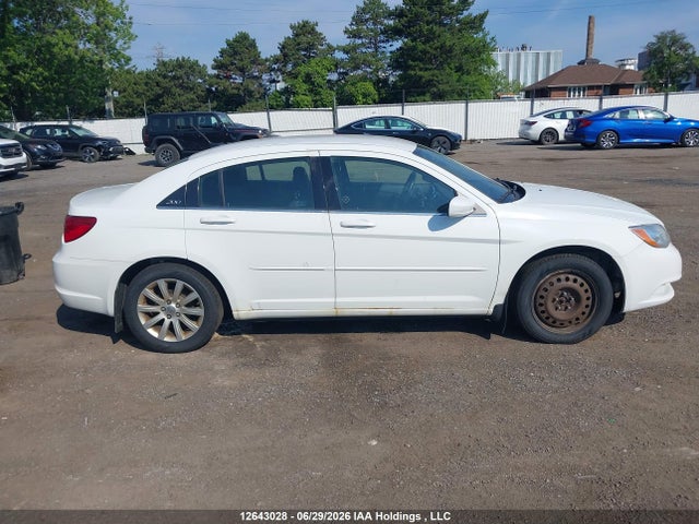 Продажа на аукционе авто 2013 Chrysler 200 Lx, vin: 1C3CCBAB2DN525770, номер лота: 12643028