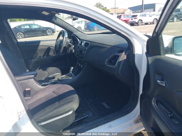 Продажа на аукционе авто 2013 Chrysler 200 Lx, vin: 1C3CCBAB2DN525770, номер лота: 12643028