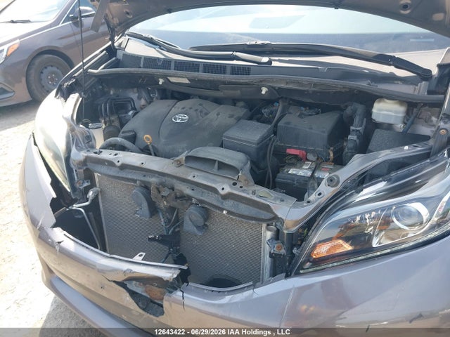 5TDXZ3DC2HS802827 Toyota Sienna Se 8 Passenger