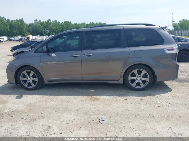 2017 Toyota Sienna Se 8 Passenger მანქანა იყიდება აუქციონზე, vin: 5TDXZ3DC2HS802827, აუქციონის ნომერი: 12643422