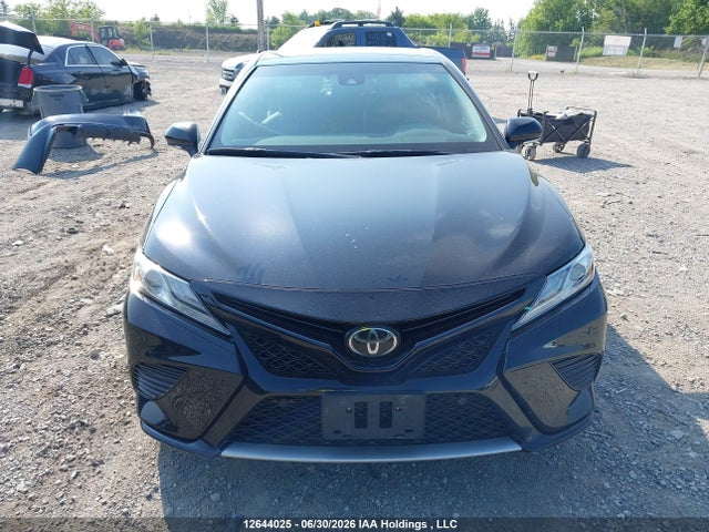 12644025 :رقم المزاد ، 4T1B61HKXJU092498 vin ، 2018 Toyota Camry مزاد بيع