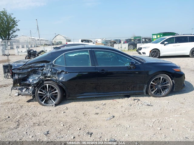12644025 :رقم المزاد ، 4T1B61HKXJU092498 vin ، 2018 Toyota Camry مزاد بيع