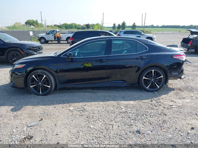 12644025 :رقم المزاد ، 4T1B61HKXJU092498 vin ، 2018 Toyota Camry مزاد بيع