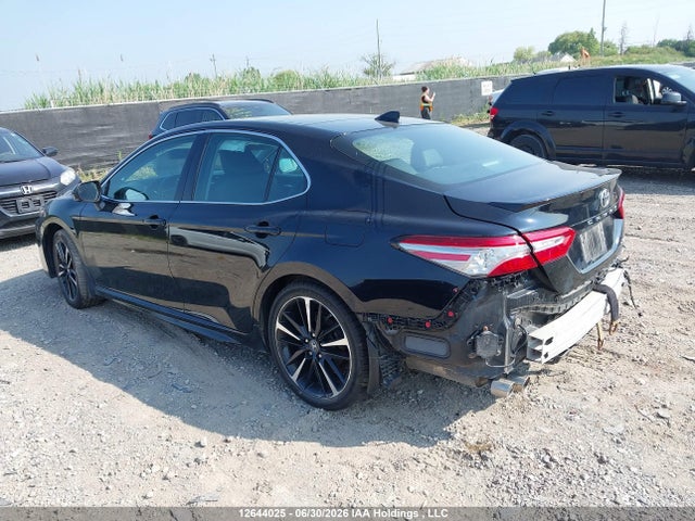 12644025 :رقم المزاد ، 4T1B61HKXJU092498 vin ، 2018 Toyota Camry مزاد بيع