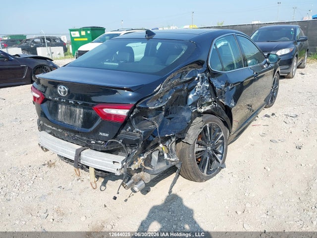 12644025 :رقم المزاد ، 4T1B61HKXJU092498 vin ، 2018 Toyota Camry مزاد بيع