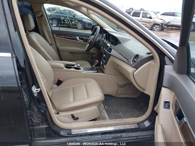 2014 Mercedes-benz C 300 4matic მანქანა იყიდება აუქციონზე, vin: WDDGF8AB5EG209105, აუქციონის ნომერი: 12645390