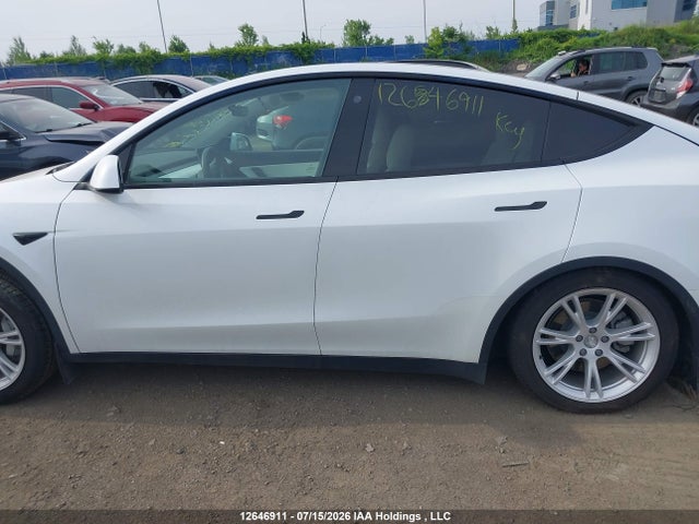 Tesla Model Y Long Range 2022 7SAYGDEE5NF510270 Image 12
