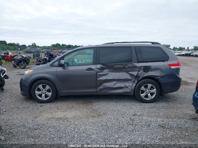 2011 Toyota Sienna მანქანა იყიდება აუქციონზე, vin: 5TDZK3DC3BS067263, აუქციონის ნომერი: 12647227