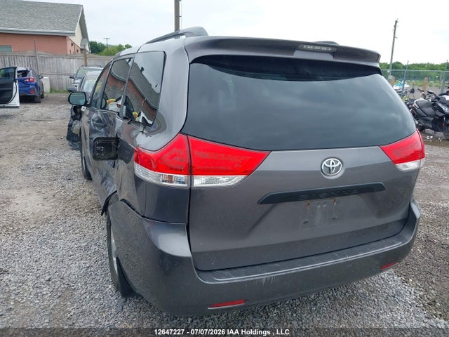 2011 Toyota Sienna მანქანა იყიდება აუქციონზე, vin: 5TDZK3DC3BS067263, აუქციონის ნომერი: 12647227