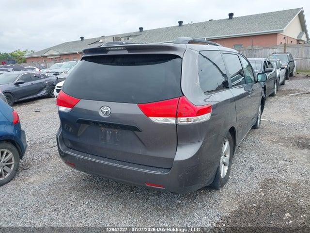 2011 Toyota Sienna მანქანა იყიდება აუქციონზე, vin: 5TDZK3DC3BS067263, აუქციონის ნომერი: 12647227