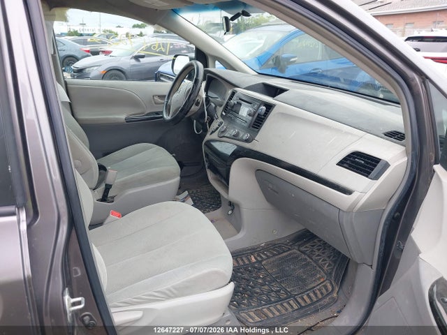 2011 Toyota Sienna მანქანა იყიდება აუქციონზე, vin: 5TDZK3DC3BS067263, აუქციონის ნომერი: 12647227