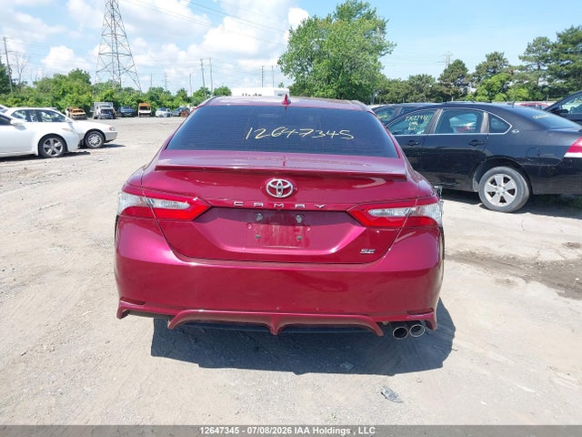 12647345 :رقم المزاد ، 4T1B11HK8JU634079 vin ، 2018 Toyota Camry L/le/xle/se/xse مزاد بيع