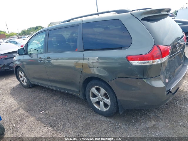 2011 Toyota Sienna Le 8 Passenger მანქანა იყიდება აუქციონზე, vin: 5TDKK3DC1BS089571, აუქციონის ნომერი: 12647503