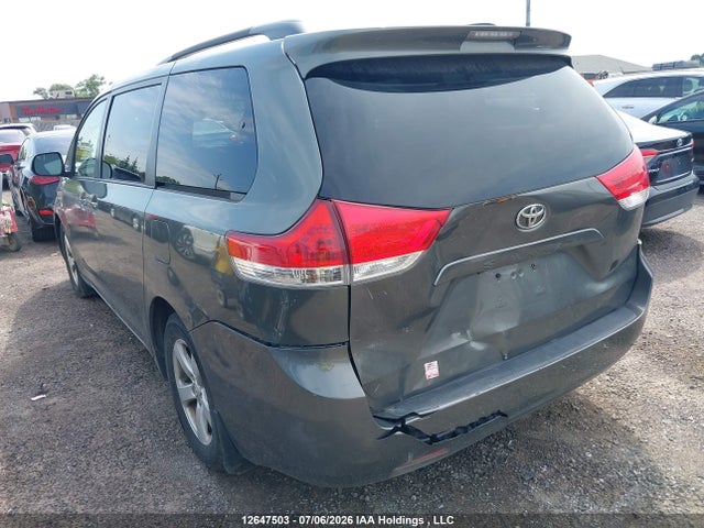 2011 Toyota Sienna Le 8 Passenger მანქანა იყიდება აუქციონზე, vin: 5TDKK3DC1BS089571, აუქციონის ნომერი: 12647503