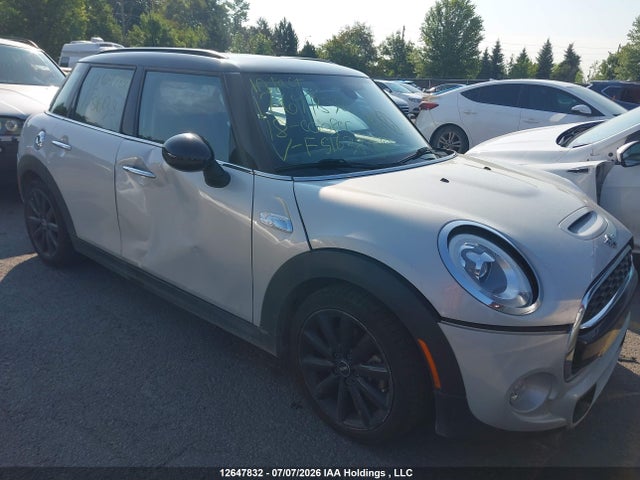 Mini 5 Door Cooper S 2018 WMWXU3C55J2F51638 головне зображення