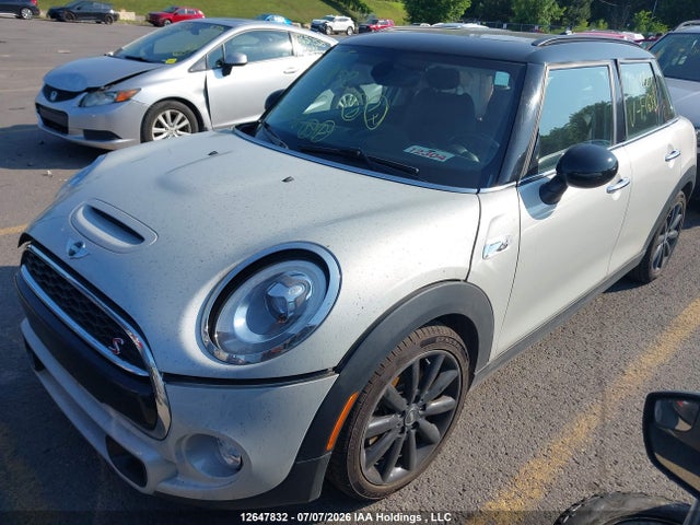 Mini 5 Door Cooper S 2018 WMWXU3C55J2F51638 Image 2
