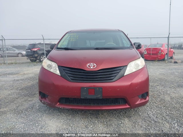 12648193 :رقم المزاد ، 5TDZK3DC0BS002810 vin ، 2011 Toyota Sienna مزاد بيع
