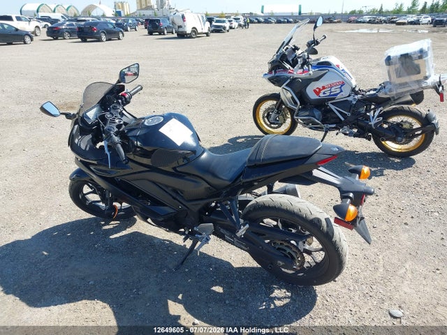 Yamaha Yzfr3 A 2022 MH3RH18N0NK002074 Image 3