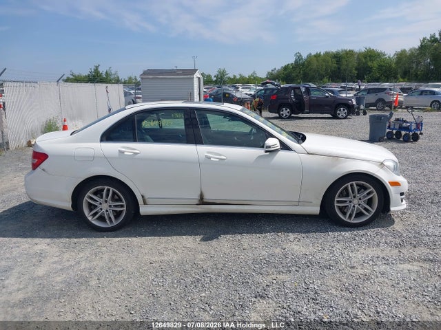 2013 Mercedes-benz C 300 4matic მანქანა იყიდება აუქციონზე, vin: WDDGF8AB0DA825747, აუქციონის ნომერი: 12649829