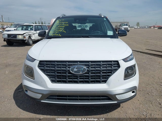 KMHRC8A32NU171060 Hyundai Venue Preferred With Two-tone Body Colour