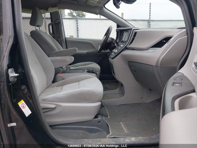2019 Toyota Sienna Le 8-passenger მანქანა იყიდება აუქციონზე, vin: 5TDKZ3DCXKS015626, აუქციონის ნომერი: 12650923