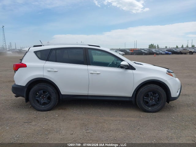 2T3BFREV5EW193796 Toyota RAV4 LE