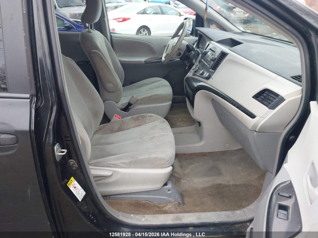 2013 Toyota Sienna V6 7 Passenger მანქანა იყიდება აუქციონზე, vin: 5TDZK3DC5DS376929, აუქციონის ნომერი: 12581928