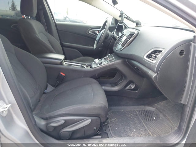1C3CCCFB7GN118823 Chrysler 200 LX