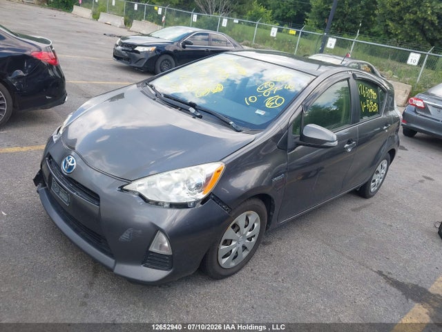 Toyota PRIUS C 2014 JTDKDTB38E1563031 Image 2