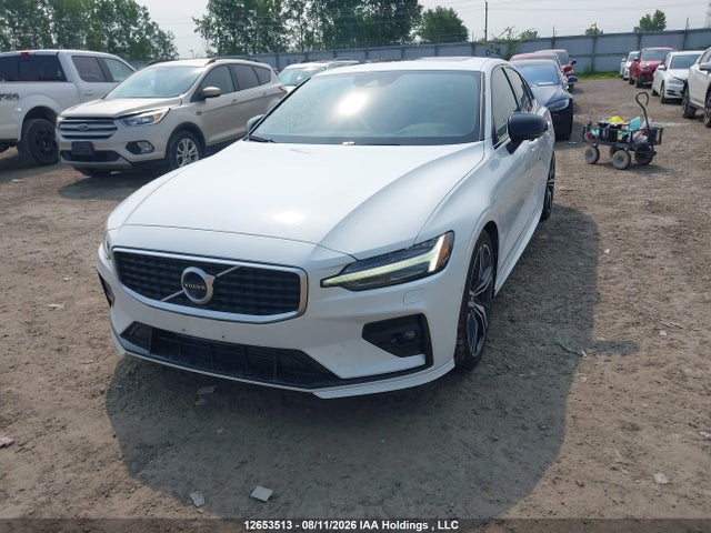 Volvo S60 2019 7JRA22TM1KG007947 Image 2