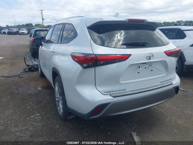 Toyota Highlander 2023 5TDKDRBHXPS525725 Image 3