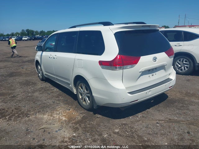 12654497 :رقم المزاد ، 5TDDK3DC5DS054379 vin ، 2013 Toyota Sienna Xle 7 Passenger مزاد بيع