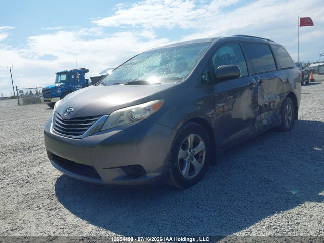 Toyota Sienna Le V6 2017 5TDKZ3DC4HS768576 Image 2