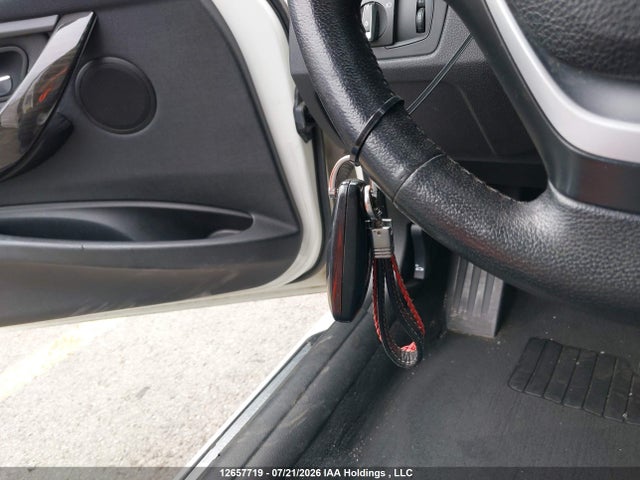 BMW 320i Xdrive 2014 WBA3C3G56ENS68792 Image 11