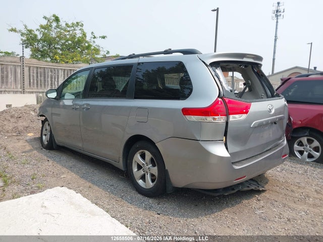 12658506 :رقم المزاد ، 5TDKK3DC3BS108282 vin ، 2011 Toyota Sienna Le 8 Passenger مزاد بيع