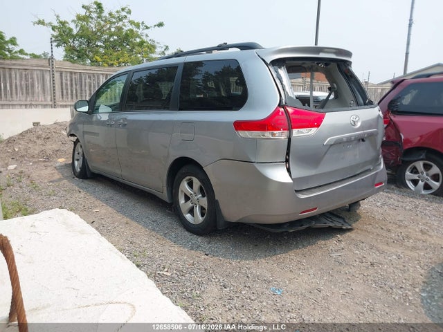 12658506 :رقم المزاد ، 5TDKK3DC3BS108282 vin ، 2011 Toyota Sienna Le 8 Passenger مزاد بيع
