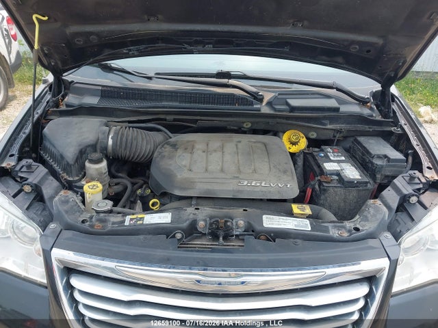 2015 Chrysler Town & Country Touring L მანქანა იყიდება აუქციონზე, vin: 2C4RC1CG2FR697070, აუქციონის ნომერი: 12659100