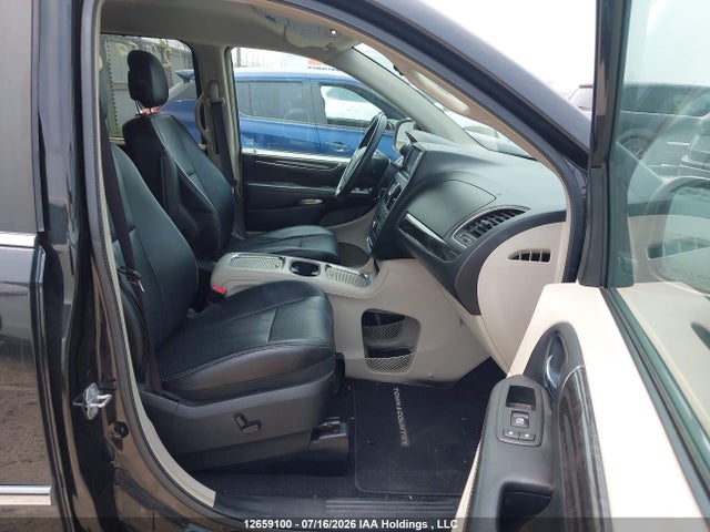 2015 Chrysler Town & Country Touring L მანქანა იყიდება აუქციონზე, vin: 2C4RC1CG2FR697070, აუქციონის ნომერი: 12659100