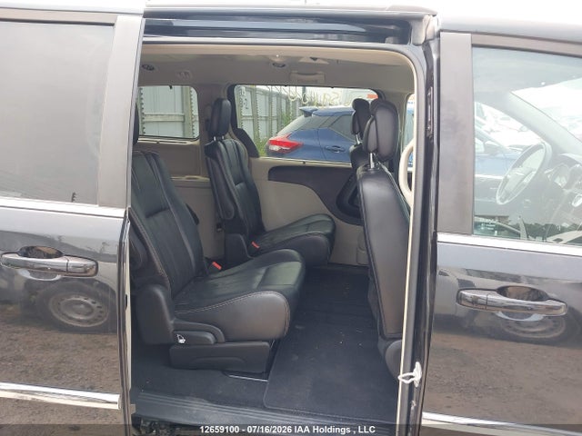2015 Chrysler Town & Country Touring L მანქანა იყიდება აუქციონზე, vin: 2C4RC1CG2FR697070, აუქციონის ნომერი: 12659100