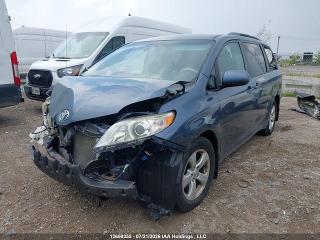 2014 Toyota Sienna Le 8 Passenger მანქანა იყიდება აუქციონზე, vin: 5TDKK3DC6ES423436, აუქციონის ნომერი: 12659355