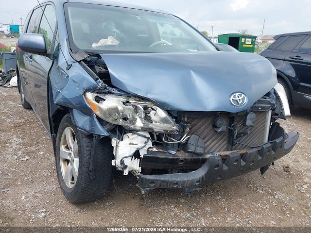 2014 Toyota Sienna Le 8 Passenger მანქანა იყიდება აუქციონზე, vin: 5TDKK3DC6ES423436, აუქციონის ნომერი: 12659355