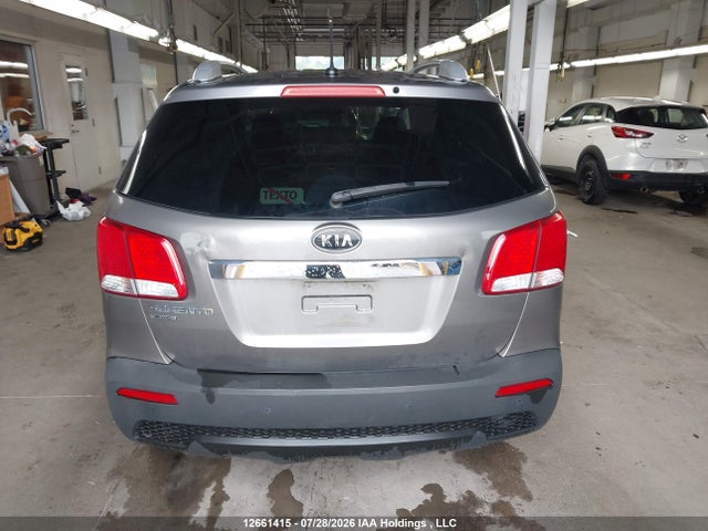12661415 :رقم المزاد ، 5XYKTCA69DG329512 vin ، 2013 Kia Sorento Lx مزاد بيع