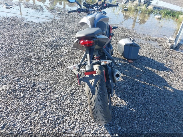 12663352 :رقم المزاد ، SMTL03NE6FT657431 vin ، 2015 Triumph Motorcycle Street Triple R مزاد بيع