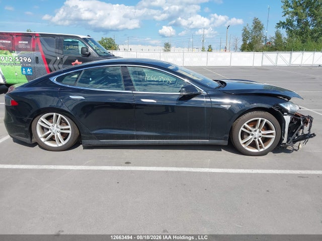 2013 Tesla Model S მანქანა იყიდება აუქციონზე, vin: 5YJSA1DG0DFP10686, აუქციონის ნომერი: 12663494