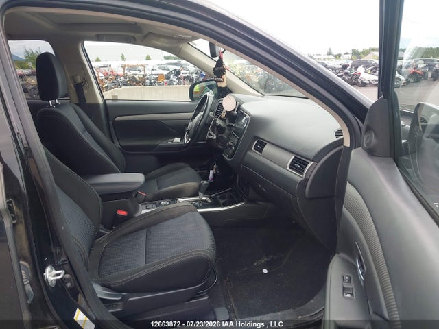 JA4JZ3AX2HZ612290 Mitsubishi Outlander Se