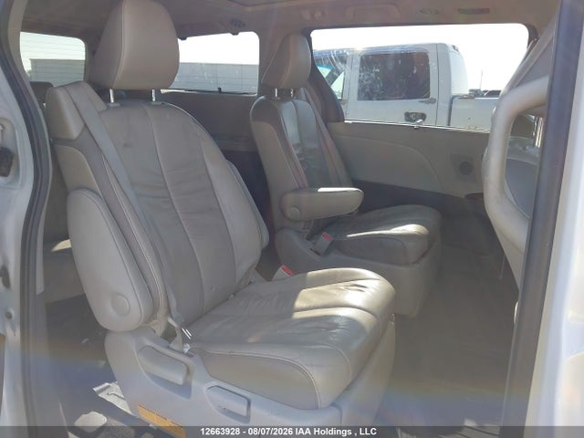 12663928 :رقم المزاد ، 5TDDK3DCXBS017776 vin ، 2011 Toyota Sienna Xle/limited مزاد بيع