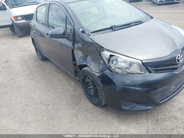 12596211 :رقم المزاد ، JTDKTUD35DD556685 vin ، 2013 Toyota Yaris Le مزاد بيع